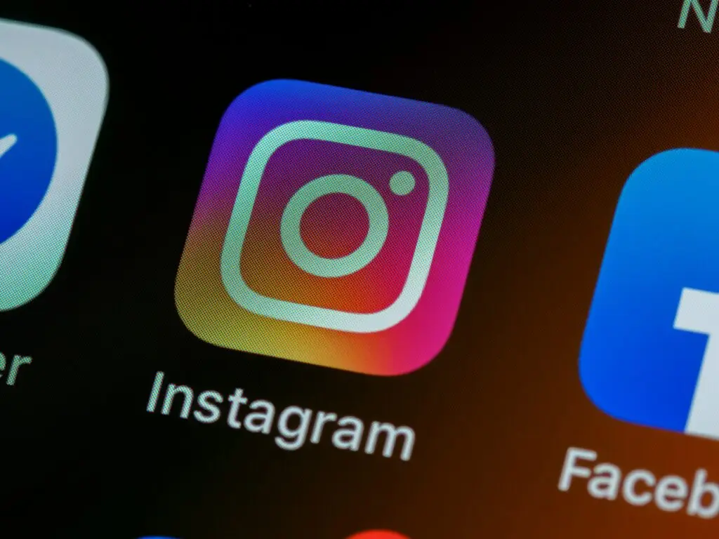 macro photo of the current gradient coloured instagram logo