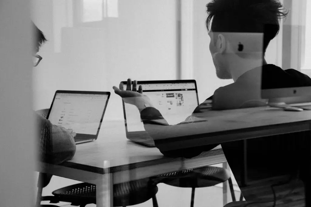 SEO professionals working in an office.